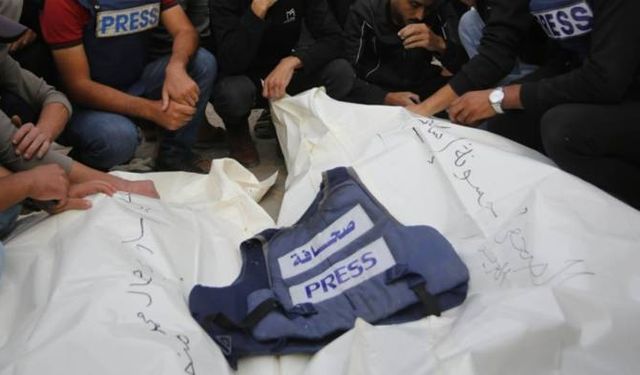İsrail Gazze'de bir gazeteciyi daha öldürdü