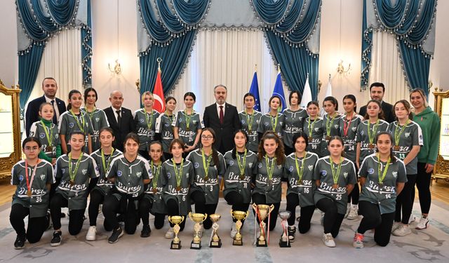 Bursa'da şampiyon sporculardan Başkan Aktaş’a ziyaret