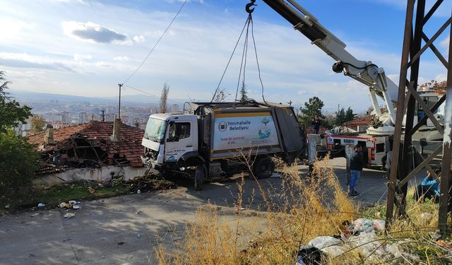 Ankara'da çöp kamyonu gecekondunun çatısına uçtu