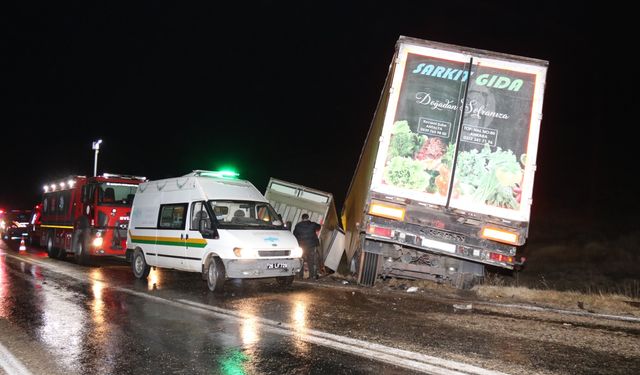 Eskişehir - Afyonkarahisar karayolunda tır ile kamyonet kafa kafaya çarpıştı: 2 ölü