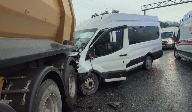 İşçi servisiyle hafriyat kamyonu çarpıştı: 9 yaralı