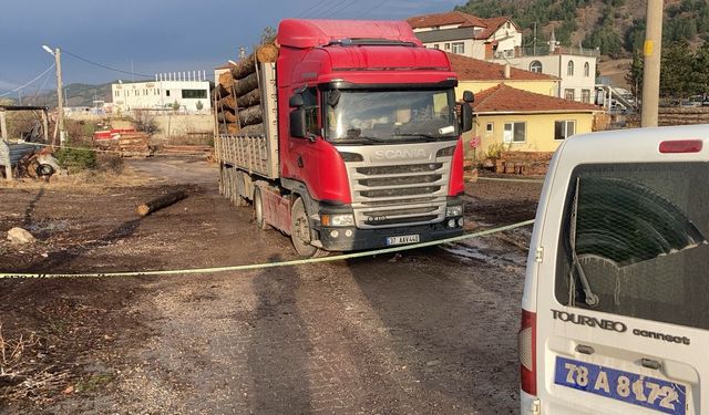 Karabük Eskipazar ilçesinde üzerine tomruk düşen kamyon sürücüsü öldü