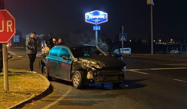 Bolu D-100 kara yolunda kırmızı ışıkta geçen tır otomobile çarptı: 1 yaralı