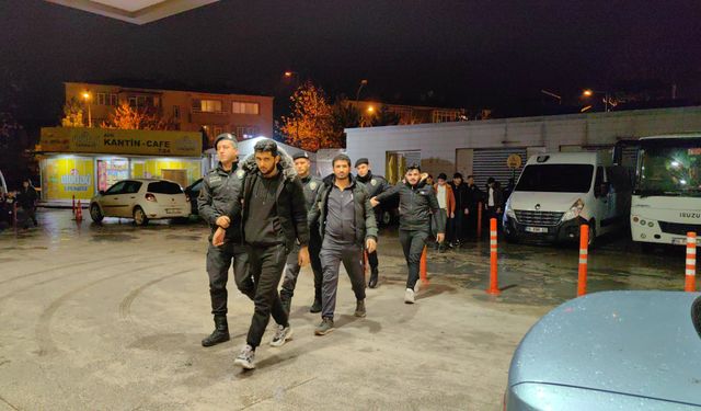 Bursa'da İnegöl Emniyeti Suriye uyruklu kaçak 23 şahsı yakaladı