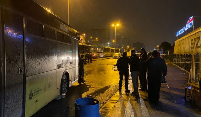 Sultangazi'de kayan İETT otobüsünü durdurmaya çalışan şoför ezilerek ağır yaralandı