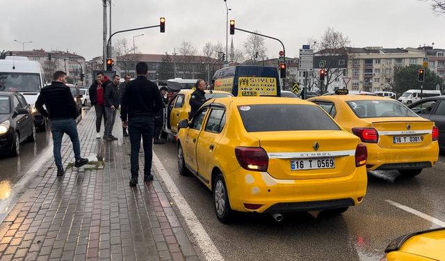 Bursa’da taksi şoförü boynundan bıçaklandı
