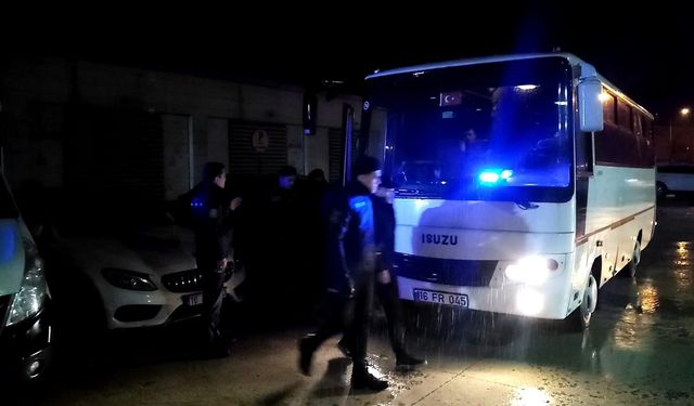 Bursa İnegöl ilçesinde bir evde yaşayan 17 kaçak göçmen yakalandı