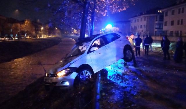 Bursa İnegöl ilçesinde 16 yaşındaki çocuk babasından habersiz otomobili kaçırdı, kaza yaptı