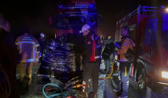Bursa'da korkunç kaza! Otomobil iki tırın arasında sıkıştı: 1 ölü, 1 yaralı