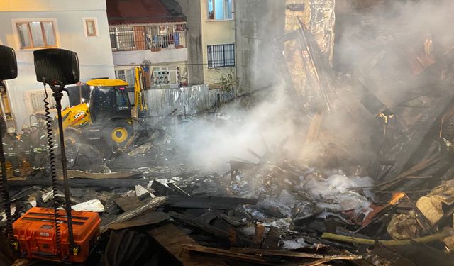 Beyoğlu'nda 3 katlı ahşap binada yangın çıktı! 1 ölü
