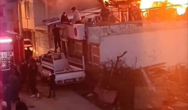 Bursa'da evin çatısı alevlere teslim oldu