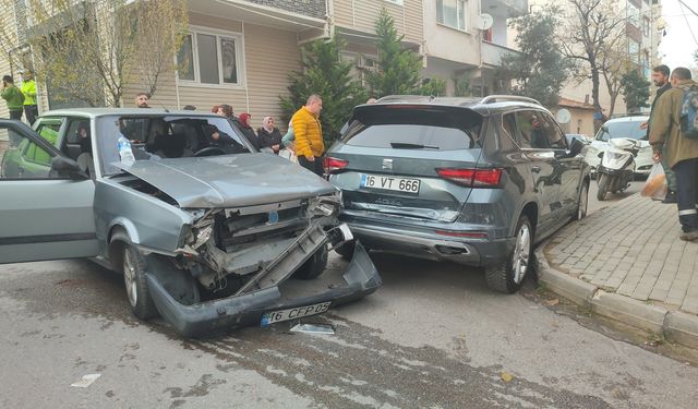 Bursa Orhangazi ilçesinde freni boşalan otomobil park halindeki araca çarptı: 2 yaralı