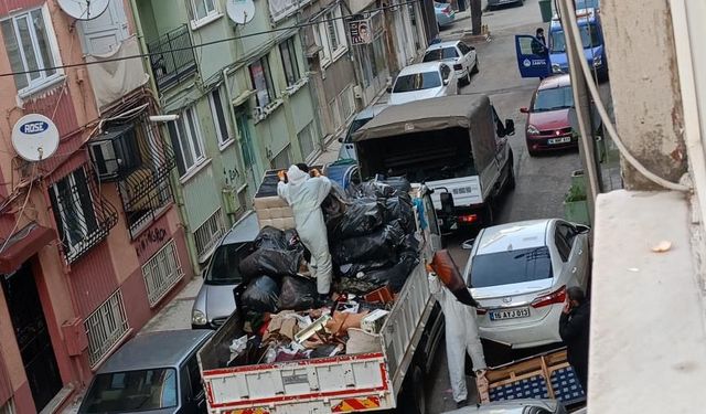 Bursa'da bir evde kamyon dolusu çöp çıktı