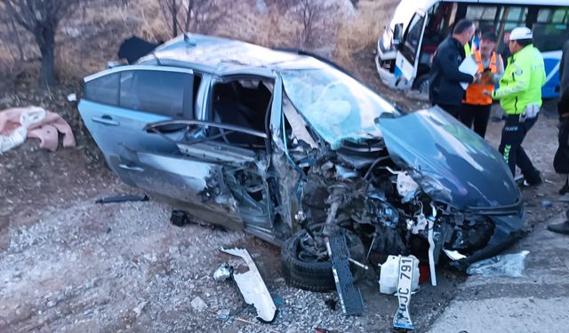 Ankara'da yolcu midibüsü ile otomobil çarpıştı: 20 yaralı