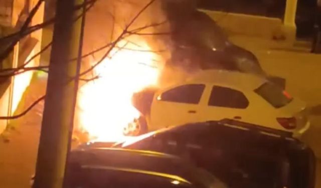 Bursa’da otoparktaki araç aniden yandı