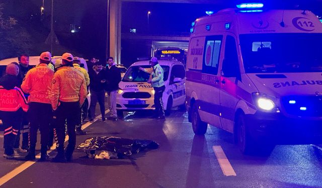 Zeytinburnu'nda yolun karşısına geçerken iki otomobilin çarptığı yaya öldü, sürücüler kaçtı