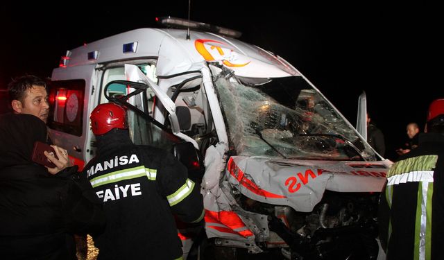 Manisa Kula ilçesinde ambulans ve kamyonun çarpıştığı kazada 1 ölü, 4 yaralı