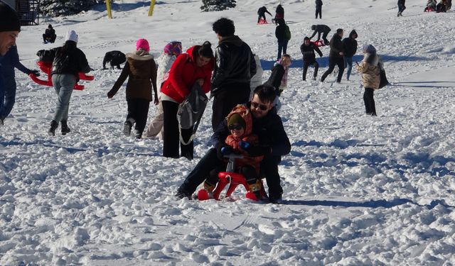 Uludağ’da vatandaşlar karın tadını çıkardı