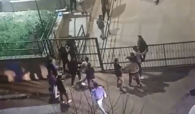 Bursa’da öğrenci yurdunun önünde kavgaya tutuşan gençler caddeyi boks ringine çevirdi