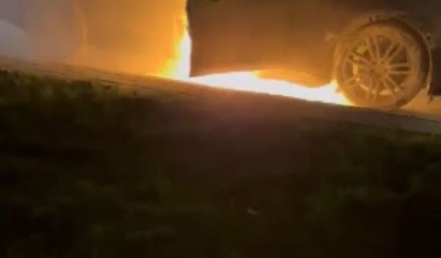Bursa’da Nilüfer ilçesinde seyir halindeki otomobil alev alev yandı