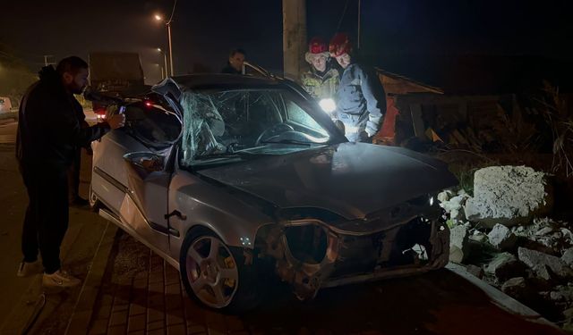 Bursa İznik ilçesinde 35 metre sürüklenen otomobil elektrik direğine çarptı: 1 ağır yaralı