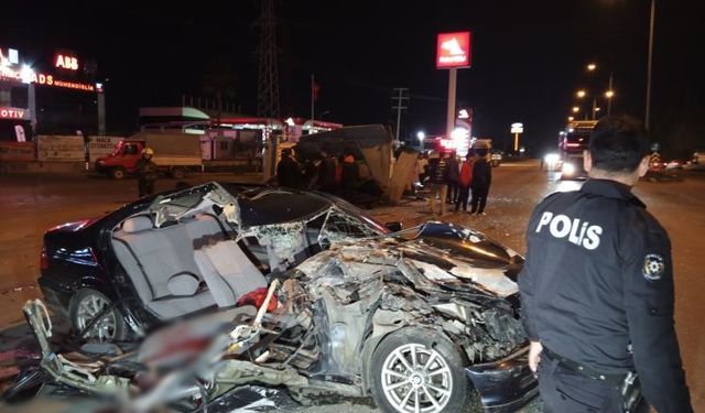 Adana Sarıçam ilçesinde otomobil ile kamyonet çarpıştı: 1 ölü, 3 yaralı
