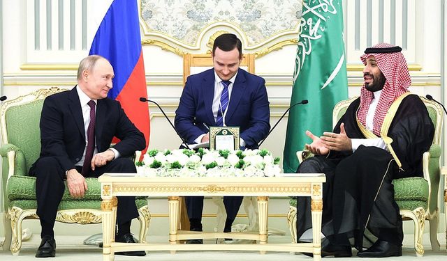 Putin, Suudi Arabistan'da Veliaht Prens Selman ile bir araya geldi