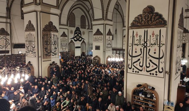 Bursa'da yılın ilk sabah namazında binlerce kişi Ulucami'ye akın etti
