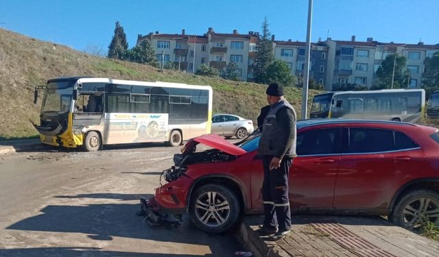 Bursa’da otobüs ile otomobil kafa kafaya çarpıştı!