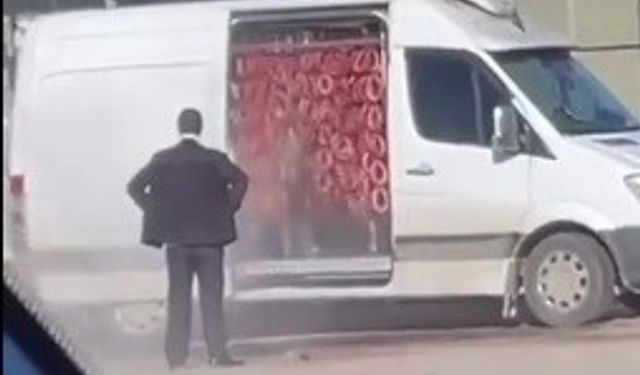 Bursa'da benzinlikte minibüs içinde sucuk yıkayanlar hakkında savcılık tahkikat başlattı