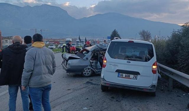 Manisa'da korkunç kaza: 2 ölü, 1 yaralı
