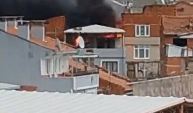 Bursa’da çatı yangını mahalleliyi sokağa döktü