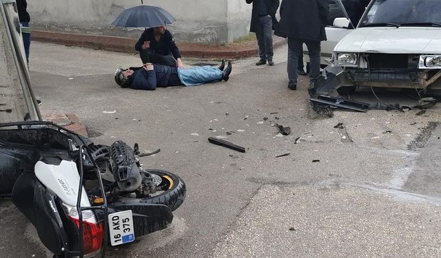 Bursa'da motosiklet ile otomobil çarpıştı!