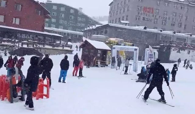 Uludağ'a kar yağdı, kayakçılar pistlere akın etti