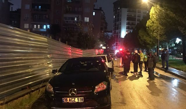 Bursa’da etkili olan yağış sonrası yol çöktü! 4 araç hasar gördü