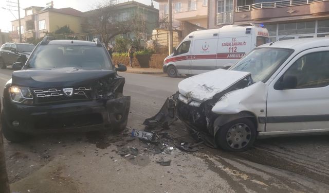 Bursa İznik ilçesinde iki otomobil kafa kafaya çarpıştı: 2 yaralı