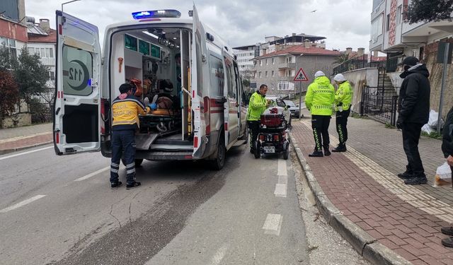 Bursa Mudanya ilçesinde kaldırıma çarpan motosiklet sürücüsü yaralandı