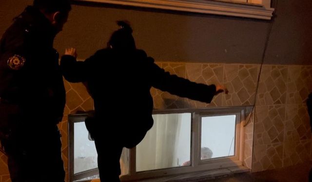 Bursa'da erkek arkadaşının evini basarak mahalleyi birbirine kattı