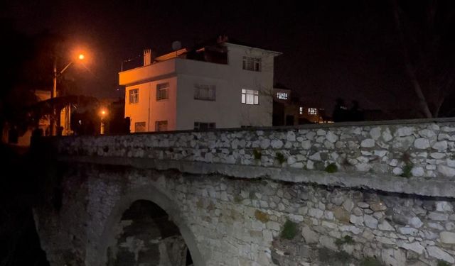 Bursa'da 16 yaşındaki kız tarihi köprüden aşağı düştü