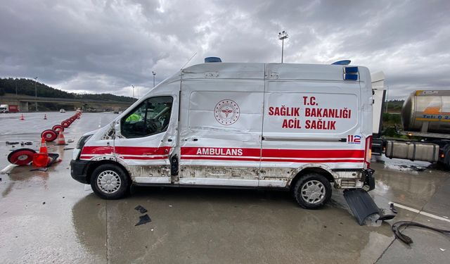 Bursa’da otobanda hastaneden dönen ambulansa tır çarptı