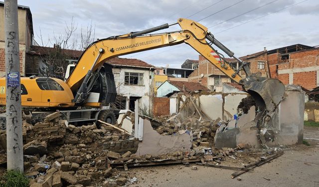Bursa Osmangazi Belediyesi metruk binaları yıkıyor, mahallelerin çehresi değişiyor