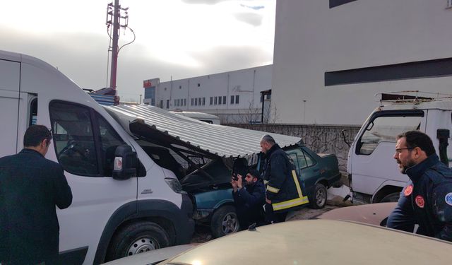 Bursa İnegöl ilçesinde lodosta uçan fabrika çatısı yediemin otoparkındaki araçlara zarar verdi