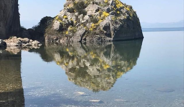 Bursa İznik ilçesinde göle yansıyan Müşküle kayasında şoke eden figürler