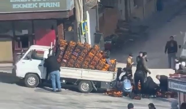 Bursa’da kamyonetten dökülen mandalinalar için vatandaşlar seferber oldu