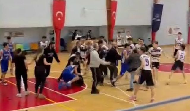 Bursa'da basketbol sahası boks ringine döndü