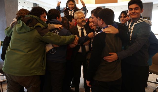 Nilüfer Belediye Başkanı Erdem Bursa'da Çanakkale Kale Gençlik Derneği izcilerini ağırladı