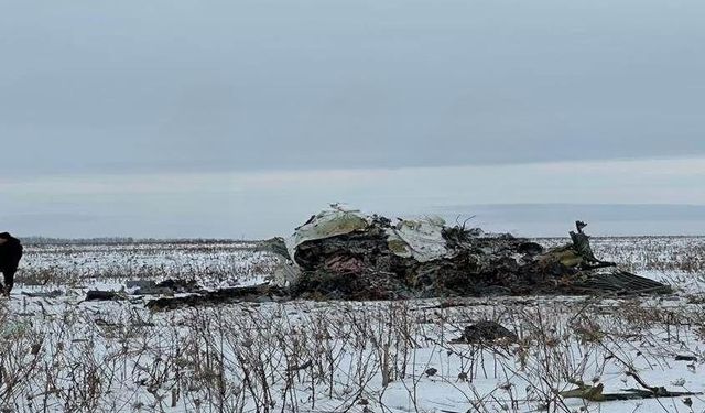 Ukraynalı esirleri taşıyan Rus uçağı yere düştü