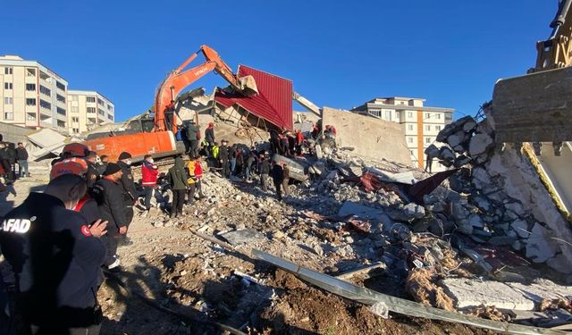 Kahramanmaraş'ta yıkım sırasında çöken binanın altında kalan genç operatör öldü