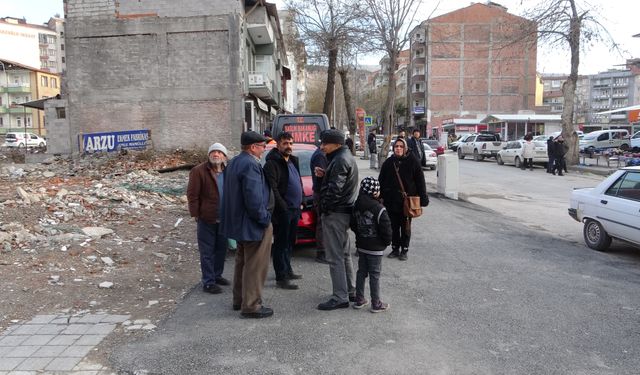 Malatya’da 5.2’lik deprem sonrası Malatyalılar sokaklara döküldü