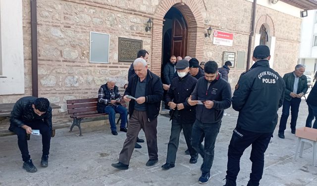 Bursa polisi namaz sonrası broşür dağıttı